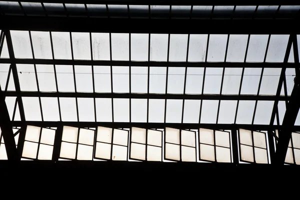 Trainstation a Wiesbaden, vetro del tetto dà un bel modello armonico — Foto Stock