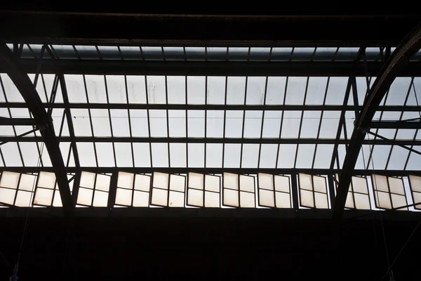 Stacja metra w wiesbaden, szklanym dachem daje piękny wzór harmoniczne — Zdjęcie stockowe
