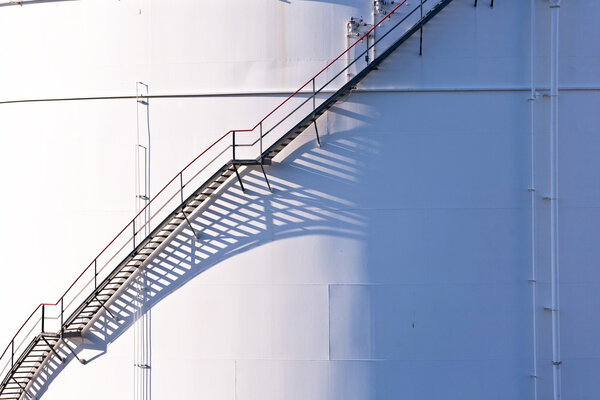 белые танки в танковой ферме с голубым небом