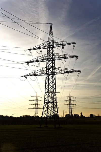 Stromturm mit Himmel — Stockfoto