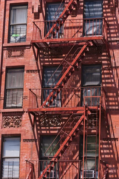 Teleskopický žebřík na starých domech města v new Yorku — Stock fotografie