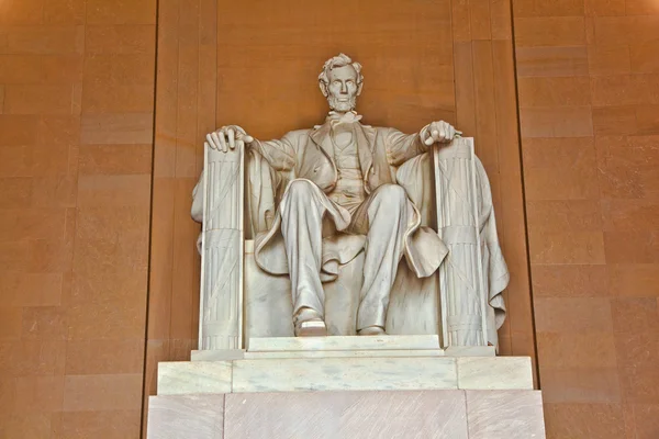 立像アブラハム リンカーンは、リンカーン記念館で — ストック写真