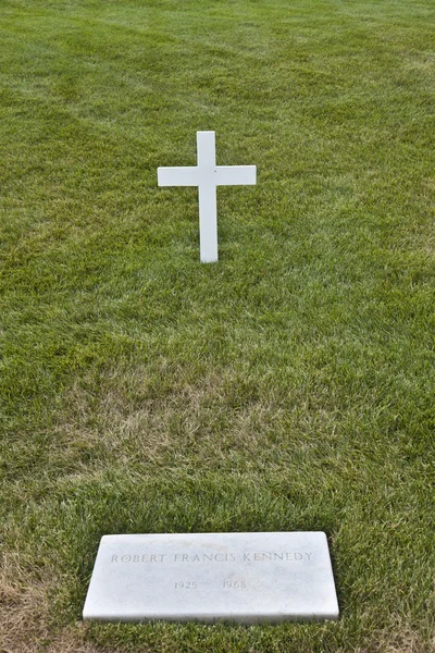 Skromny grobowiec robert kennedy w Narodowy Cmentarz w arlington, ar — Zdjęcie stockowe