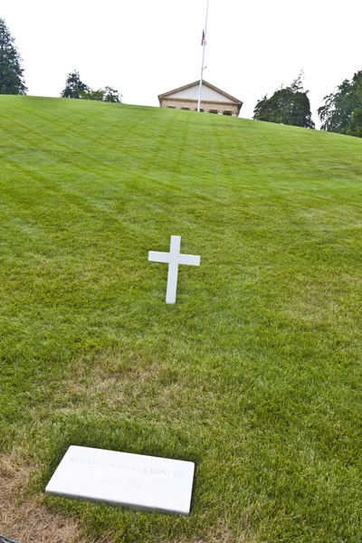 Μέτρια τάφος του Ρόμπερτ Κένεντι στο εθνικό νεκροταφείο arlington, ar — Φωτογραφία Αρχείου