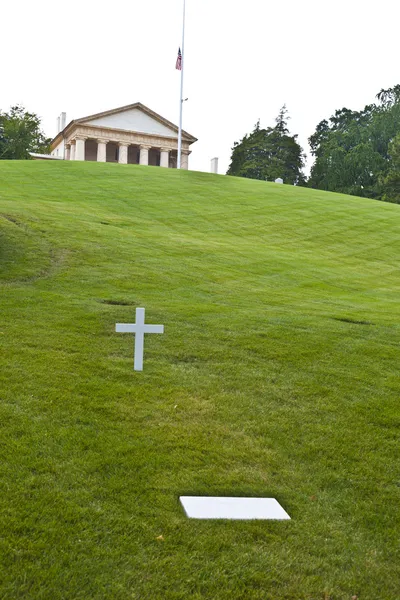 Tumba modesta de Robert Kennedy en el Cementerio Nacional de Arlington, Ar —  Fotos de Stock