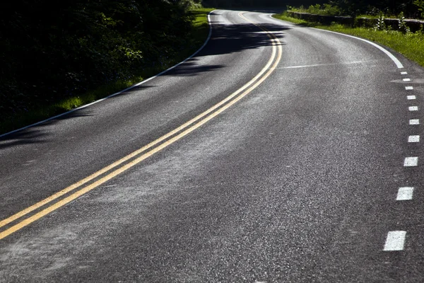 Belas curvas cênicas da estrada rural através do Parque Nacional Shenandoah — Fotografia de Stock