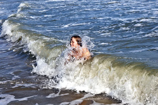 Мальчик наслаждается красивыми волнами — стоковое фото