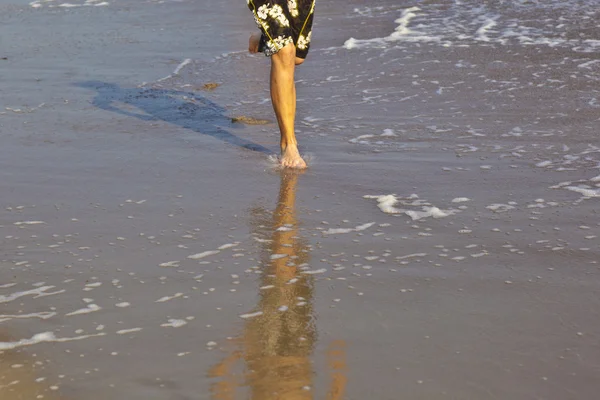Méter, fiú, fut a parton — Stock Fotó