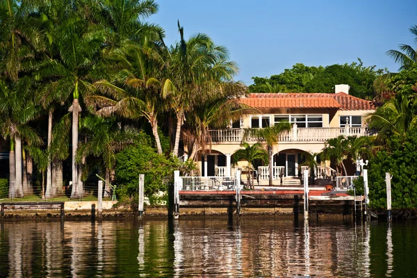 Belas casas no centro da cidade à beira-mar Miami — Fotografia de Stock