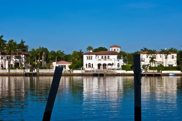 Hermosas casas en el centro en el paseo marítimo Miami —  Fotos de Stock