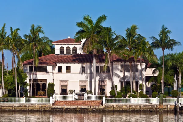 Belles maisons au centre-ville au bord de l'eau Miami — Photo