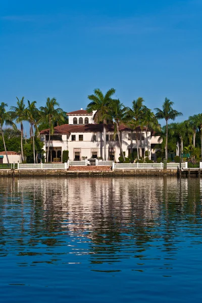Beautiful houses downtown at the waterfront Miami — Stock Photo, Image