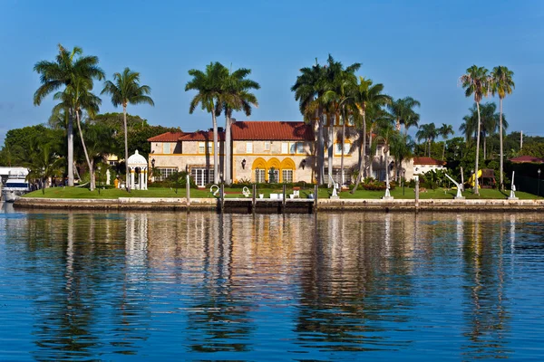Belas casas no centro da cidade à beira-mar Miami — Fotografia de Stock