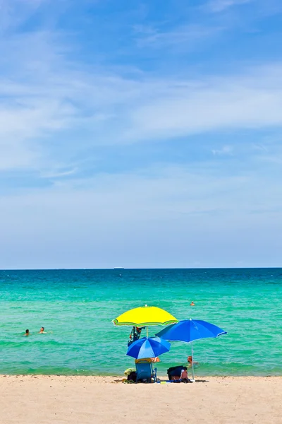 在美丽的海滩的防晒伞 — 图库照片