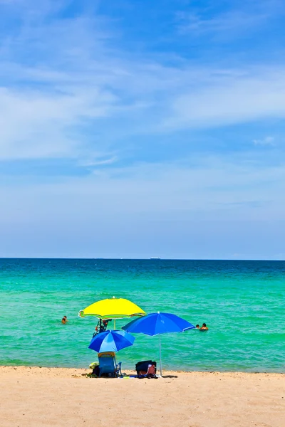 Parasol na plaży dla ochrony przed słońcem — Zdjęcie stockowe