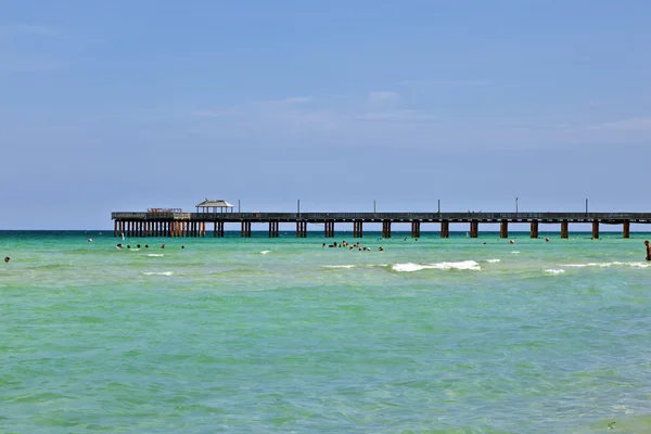 Pier op een strand in miami — Stockfoto