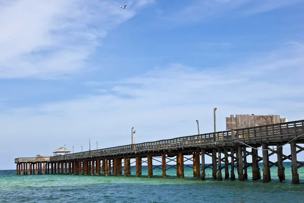 Pier op een strand in miami — Stockfoto