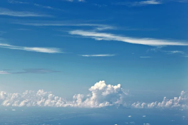 Nuvem branca céu azul sobre o oceano — Fotografia de Stock