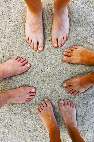 Nohy rodiny na pláži — Stock fotografie