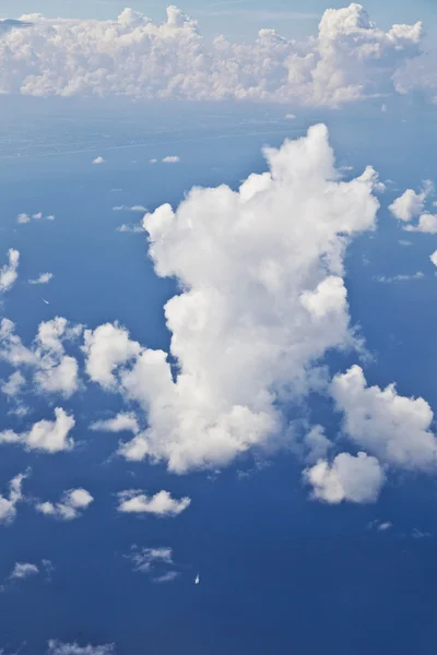 Vitt moln blå himmel över havet — Stockfoto