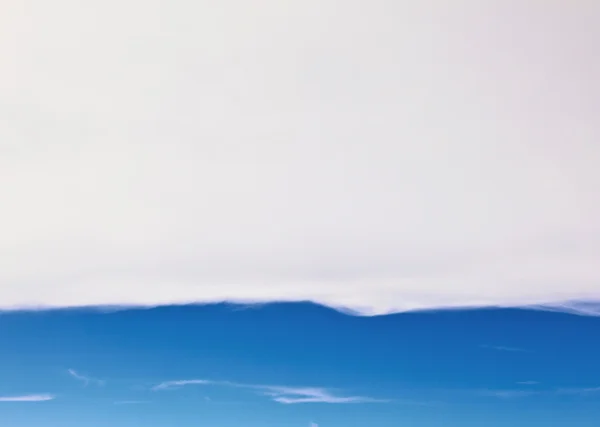 Nuvola bianca cielo blu sopra l'oceano — Foto Stock