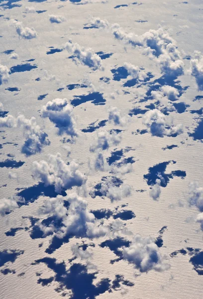 Nube blanca cielo azul sobre el océano —  Fotos de Stock