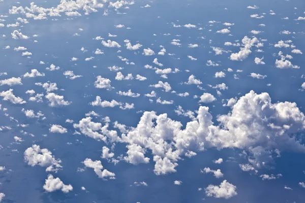 Bílý mrak modrá obloha nad oceánem — Stock fotografie