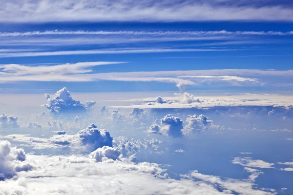 Nuvem branca céu azul sobre o oceano — Fotografia de Stock