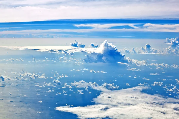 Weißer wolkenblauer Himmel über dem Ozean — Stockfoto