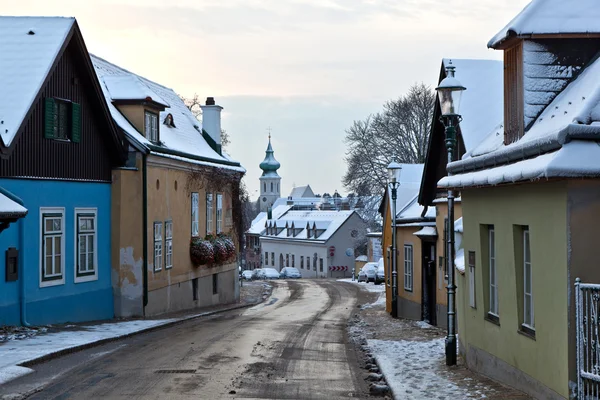 Grinzing 在清晨光在冬天的村庄 — 图库照片