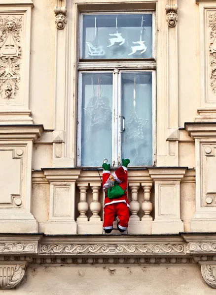 Άγιος Βασίλης αναρριχείται επάνω μια πρόσοψη — Φωτογραφία Αρχείου