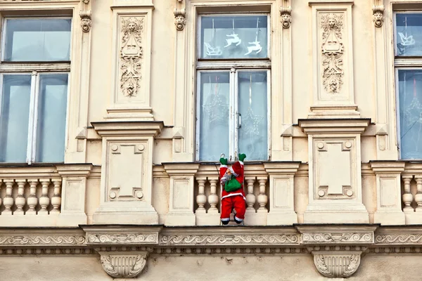 Le Père Noël grimpe une façade — Photo