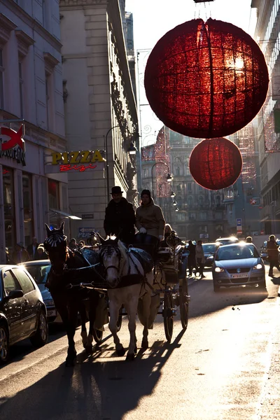 Sokaklar kırmızı Noel biblo ile dekore edilmiş süsler — Stok fotoğraf