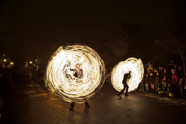 Jóvenes realizan un espectáculo de fuego en la noche para el público de la Chri — Foto de Stock