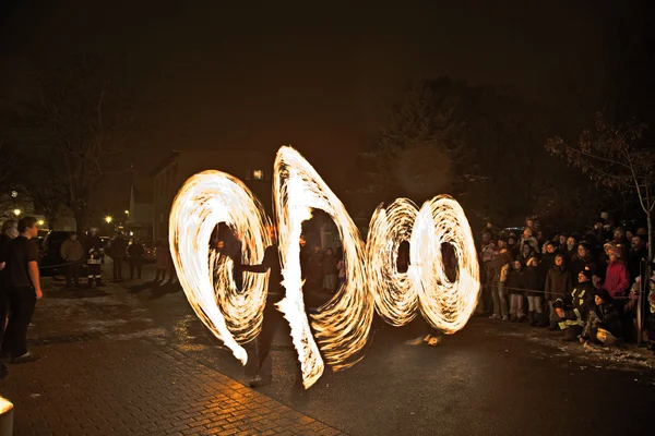 Jóvenes realizan un espectáculo de fuego en la noche para el público de la Chri — Foto de Stock