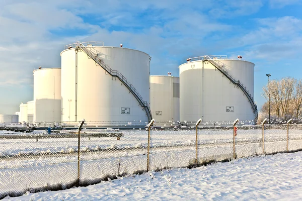 冬の雪とタンク ・ ファームで白いタンク — ストック写真
