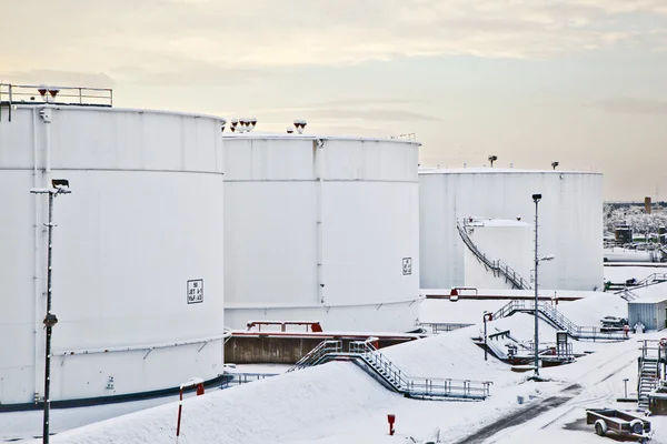 Weiße Tanks im Tanklager mit Schnee im Winter — Stockfoto