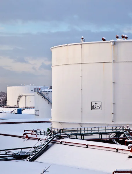 Weiße Tanks im Tanklager mit Schnee im Winter — Stockfoto