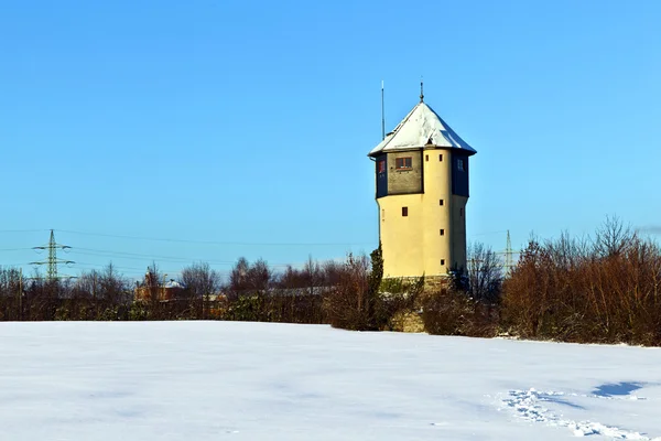 Watertower i snötäckta fält — Stockfoto