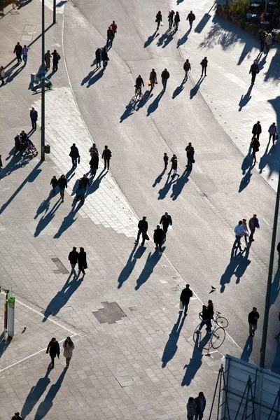 Spaziergang in einer Fußgängerzone aus der Vogelperspektive — Stockfoto