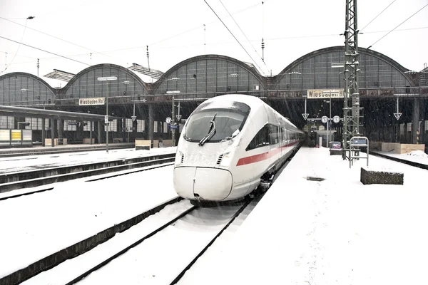 Treno ad alta velocità in stazione in inverno — Foto Stock