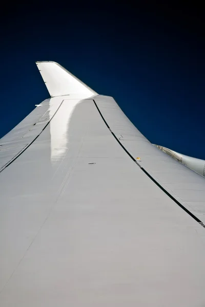 Ali di un aereo nel cielo limpido e blu — Foto Stock