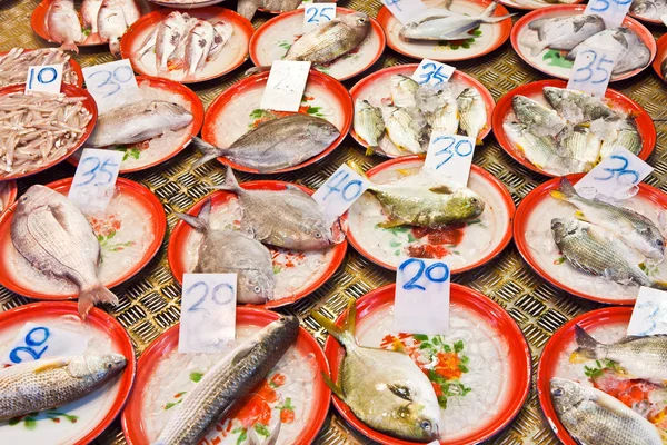 Čerstvé ryby na trhu — Stock fotografie