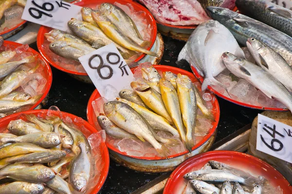 Pescado fresco en el mercado —  Fotos de Stock
