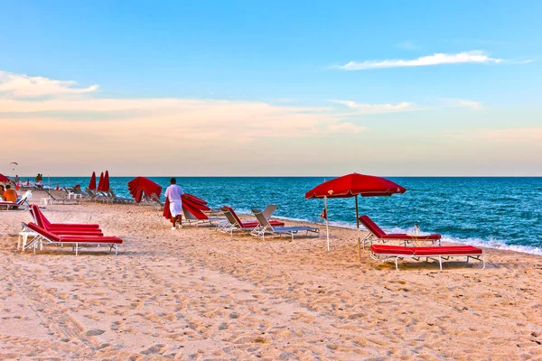 Camas diván en la luz del atardecer en la playa — Foto de Stock
