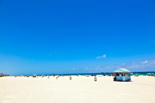 Hermosa playa blanca y cabaña de madera en la playa en Miami, Flo —  Fotos de Stock
