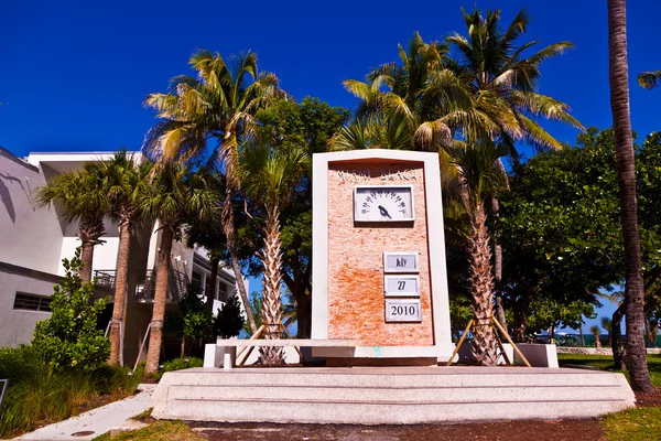 Часы в стиле ар-деко с датой в качестве достопримечательности Южного Майами — стоковое фото
