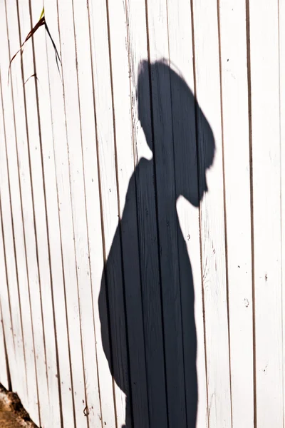 Sombra de un niño con madre en una valla de madera —  Fotos de Stock