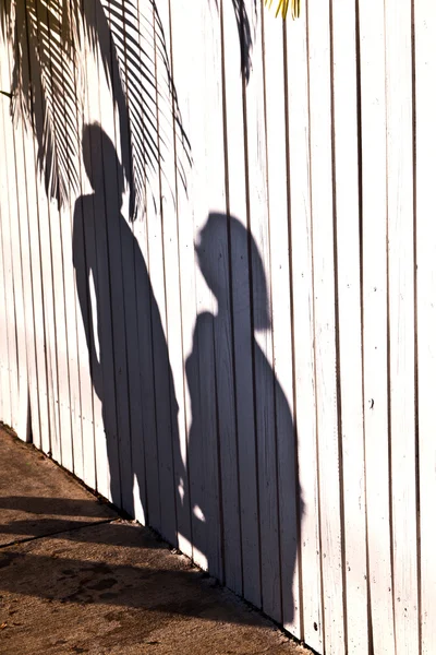 Sombra de um menino com a mãe em uma cerca de madeira — Fotografia de Stock