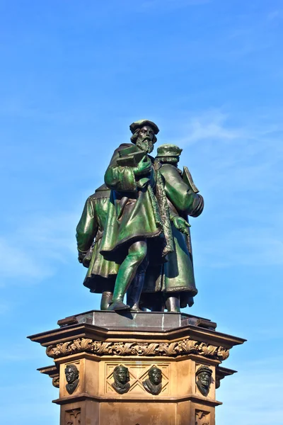 Статуя Йоханнеса Гутенберга в Франкфурт-на- — стокове фото